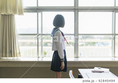 教室 窓の外を見る女子高生 教室 窓の外を見る女子高生 92840494