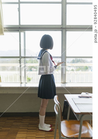 教室 窓の外を見る女子高生 教室 窓の外を見る女子高生 92840495