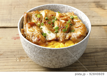 玉子焼に大きい鶏肉が乗っている照り焼きチキン丼 92840609