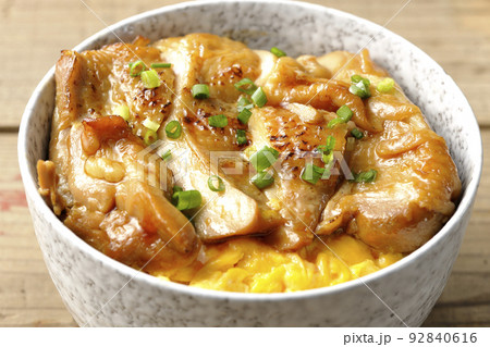 玉子焼に大きい鶏肉が乗っている照り焼きチキン丼 玉子焼に大きい鶏肉が乗っている照り焼きチキン丼 92840616