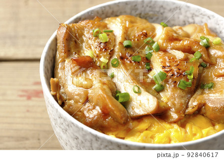 玉子焼に大きい鶏肉が乗っている照り焼きチキン丼 玉子焼に大きい鶏肉が乗っている照り焼きチキン丼 92840617