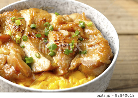玉子焼に大きい鶏肉が乗っている照り焼きチキン丼 玉子焼に大きい鶏肉が乗っている照り焼きチキン丼 92840618