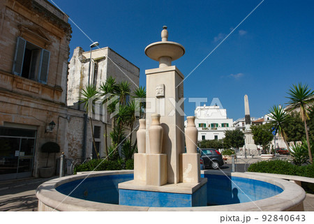 アルベロベッロの中心部にあるプレビシト広場の噴水 92840643