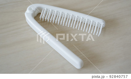 折り畳み式のアメニティ　ヘアブラシ 92840757