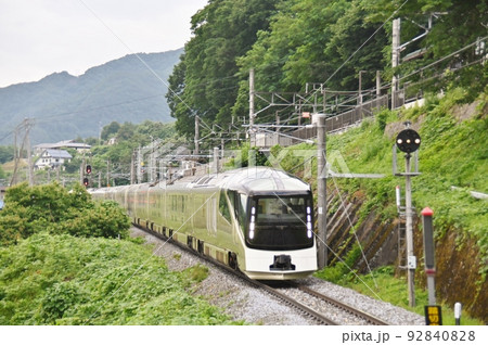 篠ノ井線道徳踏切付近を走行する四季島 92840828