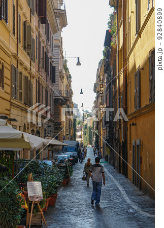 ローマ市街の路地裏 92840899