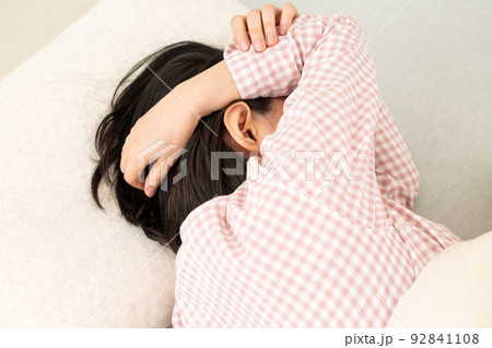 パジャマを着て寝室で眠れないミドル女性 92841108