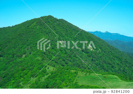 中蒜山から上蒜山へ向かう登山道から見た上蒜山3 岡山県真庭市 中蒜山から上蒜山へ向かう登山道から見た上蒜山3 岡山県真庭市 92841200