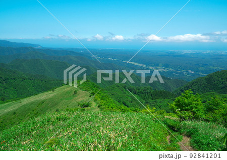 中蒜山から上蒜山へ向かう登山道から見た鳥取県側の眺め　岡山県真庭市 92841201