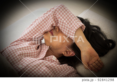 パジャマを着て寝室で眠れないミドル女性 パジャマを着て寝室で眠れないミドル女性 92841298