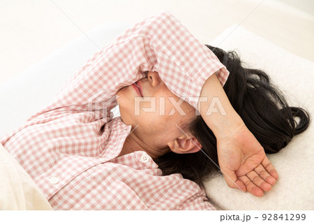 パジャマを着て寝室で眠れないミドル女性 パジャマを着て寝室で眠れないミドル女性 92841299