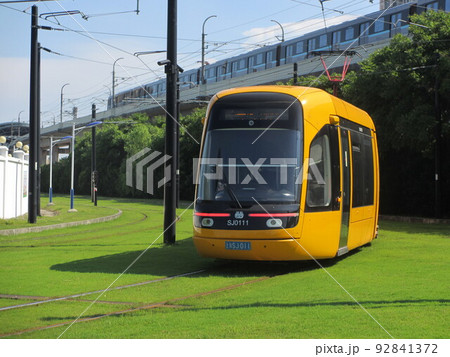 松江区の路面を走るLRT有軌電車(路面電車)と上を走る上海地下鉄9号線 松江区の路面を走るLRT有軌電車(路面電車)と上を走る上海地下鉄9号線 92841372