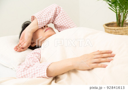 パジャマを着て寝室で眠るミドル女性 パジャマを着て寝室で眠るミドル女性 92841613