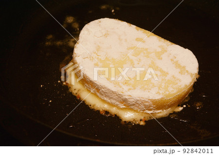 カチョカバロの焼きチーズステーキ 92842011