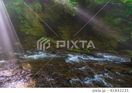 【光芒素材】夏の竜返しの滝【長野県】 92842235