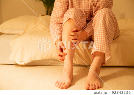 パジャマを着て寝室で体の痒みに苦しむミドル女性 92842239