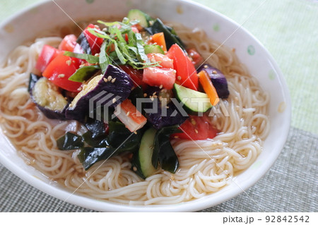 そうめんにナムル風野菜をのせて 92842542