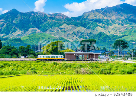 熊本県 南阿蘇鉄道　南阿蘇白川水源駅　～阿蘇山と水田に囲まれて行く列車～ 92843409