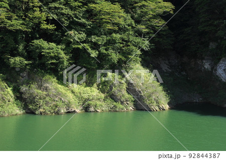 那須塩原の「塩原ダム湖」の岩岸 那須塩原の「塩原ダム湖」の岩岸 92844387