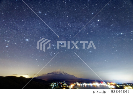 パノラマ台から見る冬の星座と富士山・山中湖 92844845