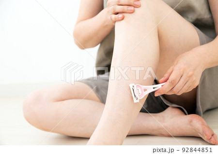 足の毛を剃るミドル女性 足の毛を剃るミドル女性 92844851