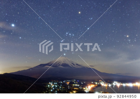 山中湖畔・明神山から見るオリオン座と富士山 92844950