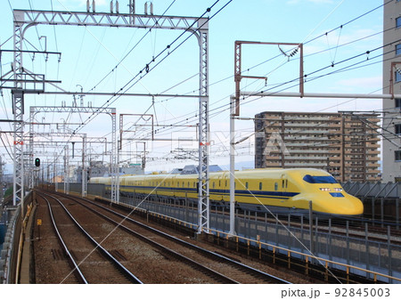 阪急電鉄京都線と並走の東海道新幹線を走るドクターイエロー 92845003