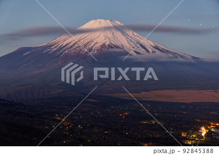 山中湖畔・明神山から見る夜明けの富士山 92845388