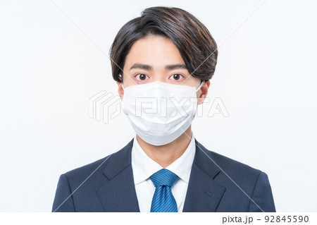 スーツを着た若い男性 マスク装着 スーツを着た若い男性 マスク装着 92845590