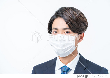 スーツを着た若い男性 マスク装着 スーツを着た若い男性 マスク装着 92845592
