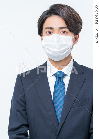 スーツを着た若い男性 マスク装着 スーツを着た若い男性 マスク装着 92845595