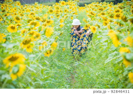 滋賀県蒲生郡日野町の滋賀農業公園ブルーメの丘咲き誇る中で撮影した少年・少女 滋賀県蒲生郡日野町の滋賀農業公園ブルーメの丘咲き誇る中で撮影した少年・少女 92846431