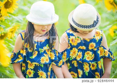 滋賀県蒲生郡日野町の滋賀農業公園ブルーメの丘咲き誇る中で撮影した少年・少女 滋賀県蒲生郡日野町の滋賀農業公園ブルーメの丘咲き誇る中で撮影した少年・少女 92846444