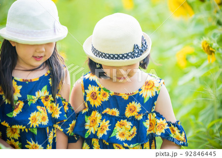 滋賀県蒲生郡日野町の滋賀農業公園ブルーメの丘咲き誇る中で撮影した少年・少女 92846445