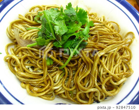 中国上海市内のレストランの葱油拌麺 (中華料理葱油拌面 CongYou BanMian) 92847510