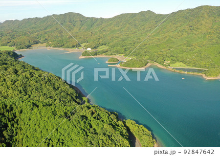熊本県天草市の宮地浦湾の港湾の空撮 熊本県天草市の宮地浦湾の港湾の空撮 92847642