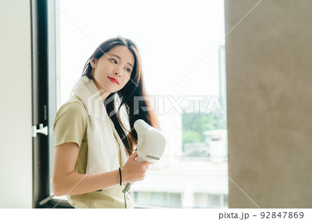 髪を乾かす女性 髪を乾かす女性 92847869