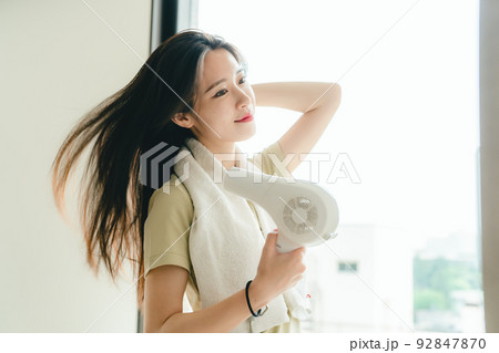 髪を乾かす女性 92847870