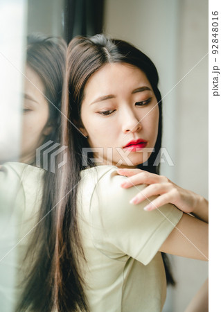 窓辺のポートレート 92848016