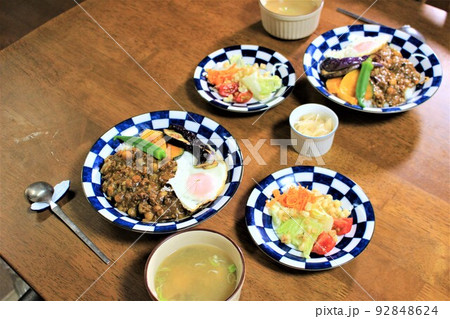 キーマカレー(目玉焼きと夏野菜のトッピング) キーマカレー(目玉焼きと夏野菜のトッピング) 92848624