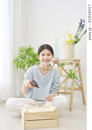 室内で電動ドライバーでDIYをする女性のポートレート 室内で電動ドライバーでDIYをする女性のポートレート 92849457