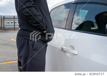 車のドアの前に立つ不審な男 車のドアの前に立つ不審な男 92849727