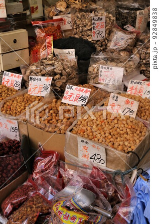 香港・徳輔道西で売られる塩干し魚(ハムユイ)。庶民の味も今や高級 香港・徳輔道西で売られる塩干し魚(ハムユイ)。庶民の味も今や高級 92849838