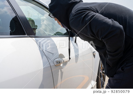 車内を覗き込む不審な人物 車内を覗き込む不審な人物 92850079