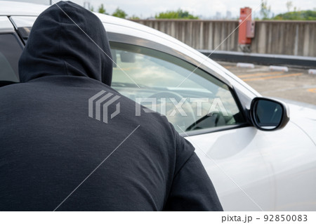 車内を覗き込む不審な人物 92850083