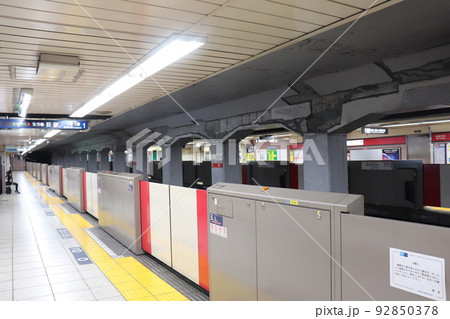 東京メトロ丸ノ内線新高円寺駅荻窪方面ホーム 東京メトロ丸ノ内線新高円寺駅荻窪方面ホーム 92850378
