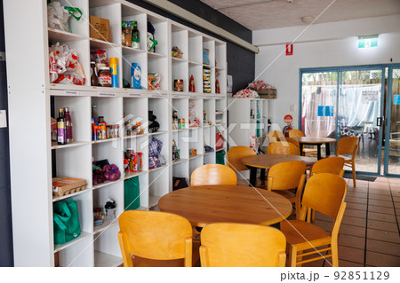 ホステルのキッチン、たくさんの食料品と無人のテーブル 92851129