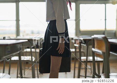 教室 放課後 女子高生 92851226