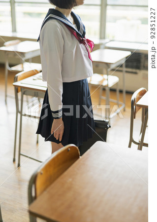 教室 放課後 女子高生 92851227