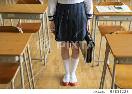 教室 放課後 女子高生 92851228